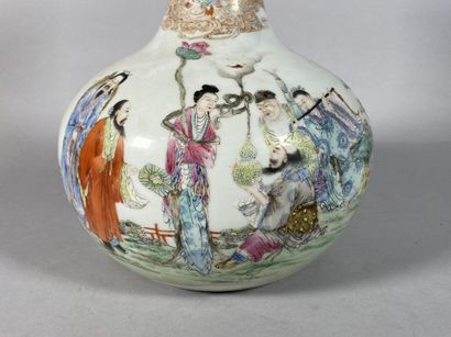 null CHINA, Republic period - Minguo (1912-1949)
Vase of "tianqiuping" form in polychrome...