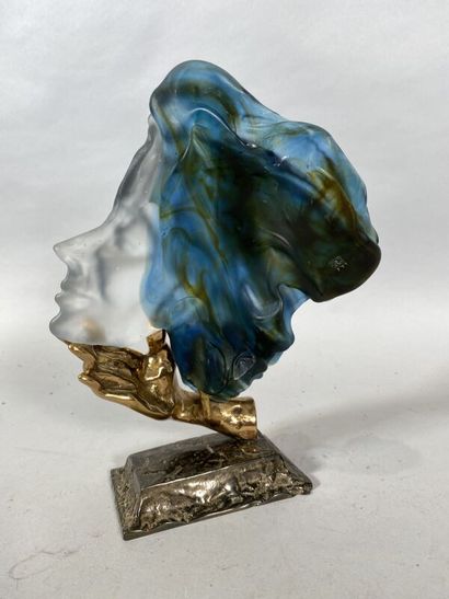 null Yves LOHÉ (1947) 
Face in blue and white tinted glass held by a hand in gilded...