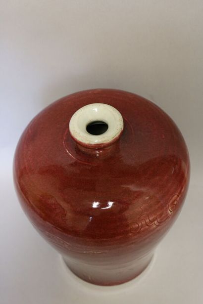 null Vase en porcelaine émail rouge à décor d'un dragon 
H. 32 cm - Ø. 24 cm