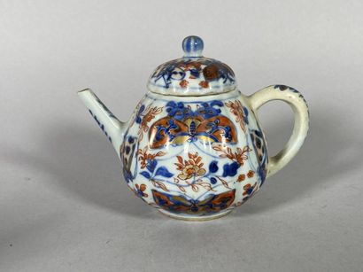 CHINA 
Small teapot in ribbed porcelain with...
