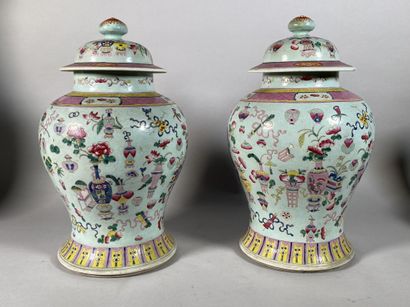 CHINA, 19th century 
Pair of baluster porcelain...