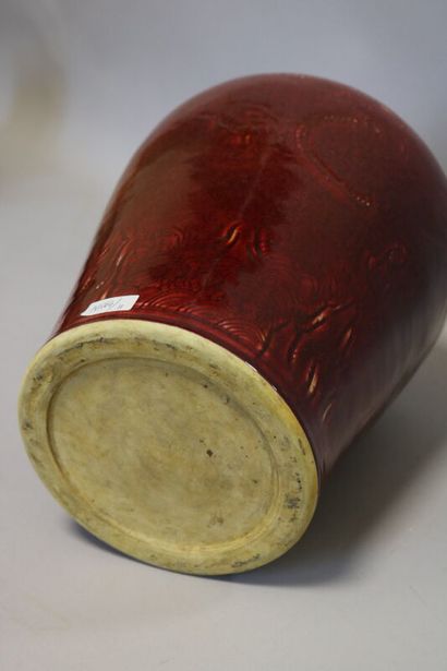 null Vase en porcelaine émail rouge à décor d'un dragon 
H. 32 cm - Ø. 24 cm