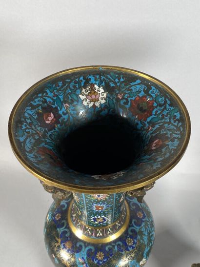 null CHINE, début XXe
Paire de vases balustres à col évasé à deux anses en bronze...