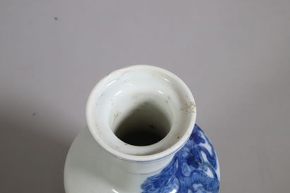 null CHINE - XIXe siècle
Petit vase rouleau en porcelaine décorée en bleu sous couverte...