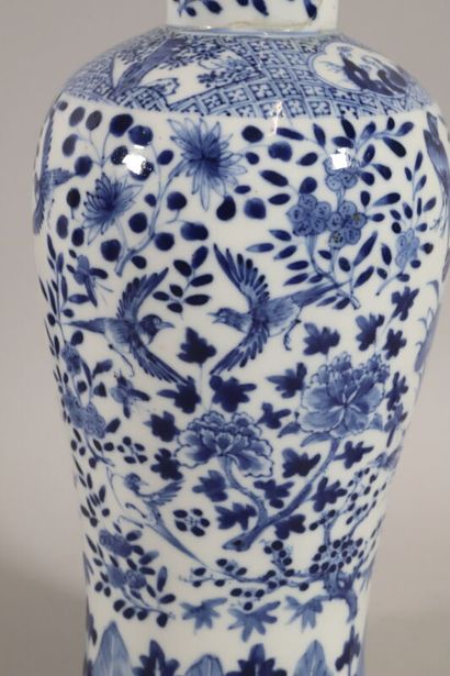 null CHINE, Canton - XIXe 
Vase couvert en porcelaine décorée en bleu sous couverte...