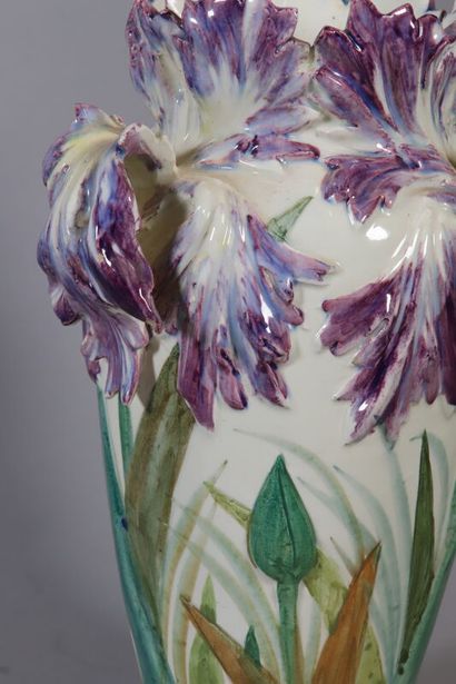 null Delphin MASSIER (1836-1907) à Vallauris
Vase en céramique à décor d'iris et...