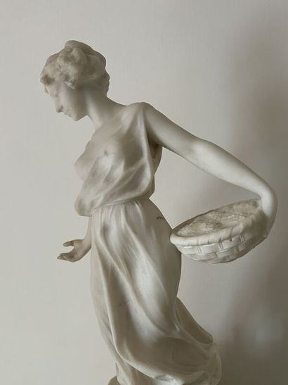 null Ecole française début XXe
Femme au panier
Sujet en marbre
H. 71 cm
(Acciden...