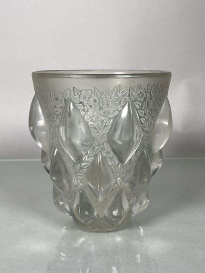 null René LALIQUE (1860-1945) 
Vase out of pressed moulded glass model "Rampillon",...