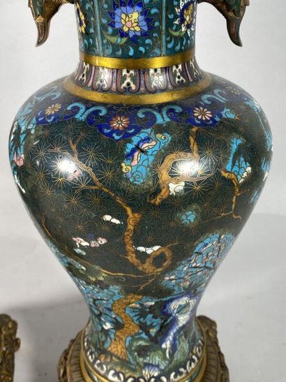 null CHINE, début XXe
Paire de vases balustres à col évasé à deux anses en bronze...