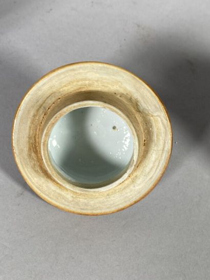 null CHINE 
Théière en porcelaine à décor Imari. 
H. 14,5 cm 