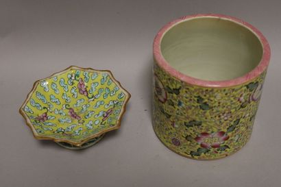 Brush pot H.12 - Ø. 12,5 cm and 
Porcelain...