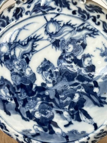 null Vase gourde en porcelaine blanc-bleu à décor de guerriers
H. 26 cm - L. 19 ...