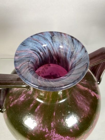 null DAUM NANCY 
Vase boule à deux anses style amphore en verre marmoréen polychrome...