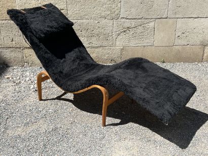 null Bruno MATHSSON (1907-1988) 
Chaise longue modèle 36
Piètement en lamellé-collé...