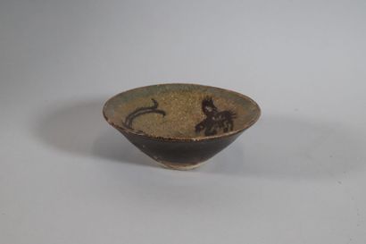 null CHINA, Jizhou kilns - SONG Dynasty (960 - 1279)
Small conical bowl in brown...