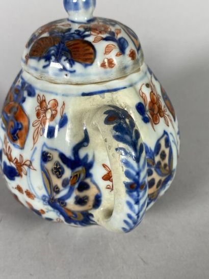 null CHINA 
Small teapot in ribbed porcelain with Imari decoration.
H. 12 cm
(Handle...