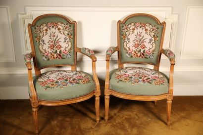 Pair of armchairs with cabriolet backs in...
