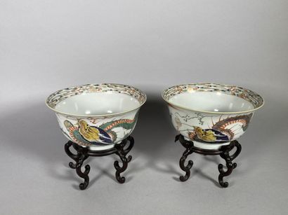 null CHINA 
Pair of porcelain cups decorated with dragons, the wing decorated with...