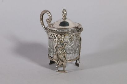 null Moutardier en argent, monture à décor de bacchantes, palmettes et frises de...