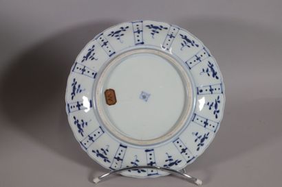 null JAPON - XXe 
Deux coupes polylobées en porcelaine décorée en bleu sous couverte,...
