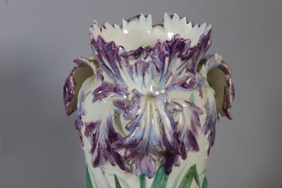 null Delphin MASSIER (1836-1907) à Vallauris
Vase en céramique à décor d'iris et...