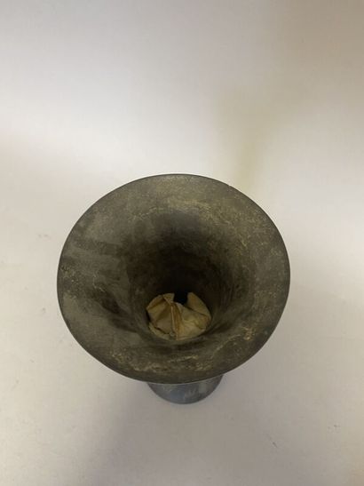 null CHINE - XVIIe/XVIIIe 
Vase de forme "gu" en bronze à patine brune, orné de huit...