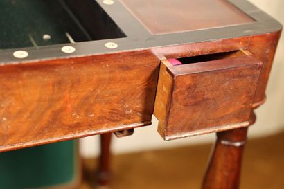 null Desk forming a tric-trac in mahogany veneer resting on four Jacob legs, top...