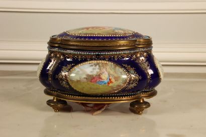 null Porcelain jewelry box in the taste of Sevres, blue bottom of furnace with reserves...