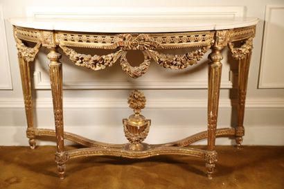 null Console en bois doré à décor de guirlandes et couronnes de fleurs sur la ceinture,...