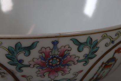 null CHINE
Bol en porcelaine de la famille rose à décor d'objets de lettré.
Ø. 14...