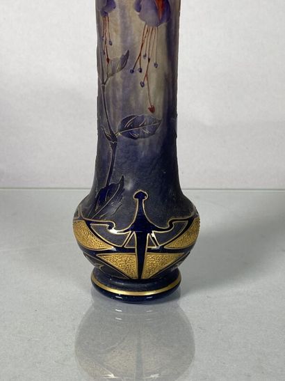 null DAUM NANCY 
Vase soliflore en verre multicouche à décor dégagé à l'acide d'iris...