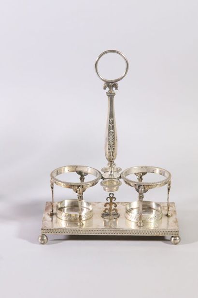 null Oil cruet in silver of rectangular form, the holders decorated with swans with...