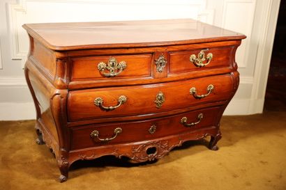 null Mahogany Bordeaux chest of drawers opening to four drawers on three rows, handles...