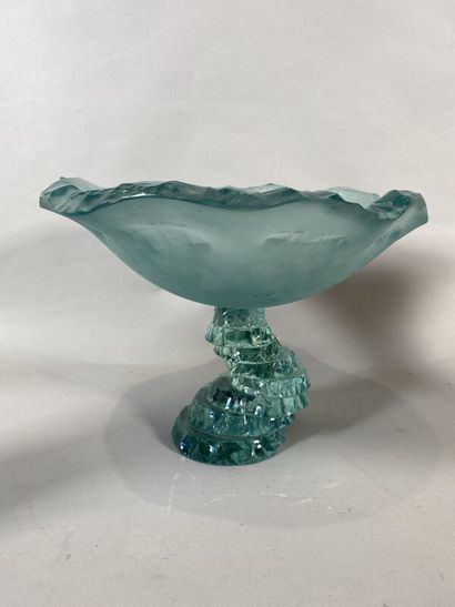 null Coupe en cristal taillé bleu, le piètement en étage à l'aspect brut.
H. 24 cm...