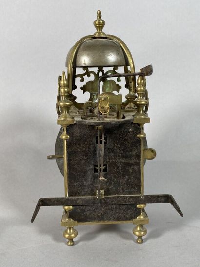 null Pendule lanterne dite "Capucine" en fer, bronze et laiton ciselé, double cadran...