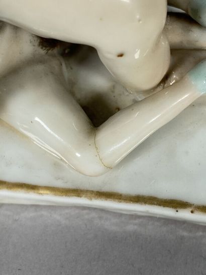 null CHINE 
Sujet érotique en porcelaine émaillée polychrome sur socle à rehauts...