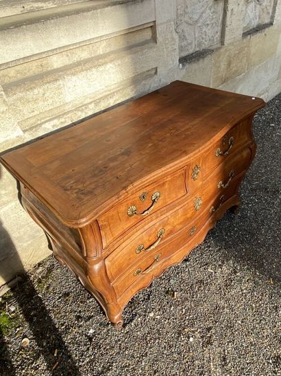 null Mahogany Bordeaux chest of drawers, opening with four drawers on three rows,...
