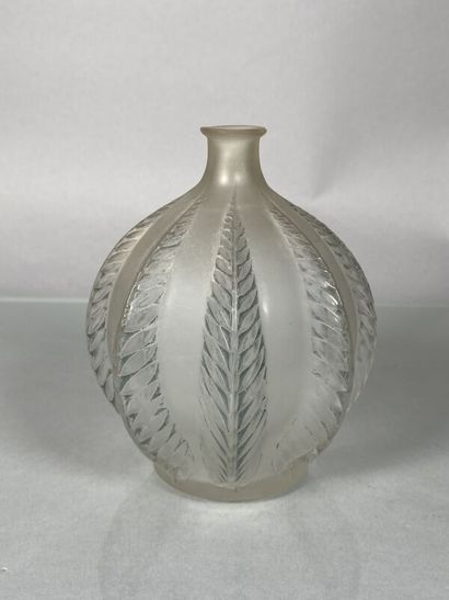 René LALIQUE (1860-1945) 
Vase en verre moulé...