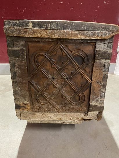 null Rectangular wooden chest with decoration in front of fenestration with orbevoie,...