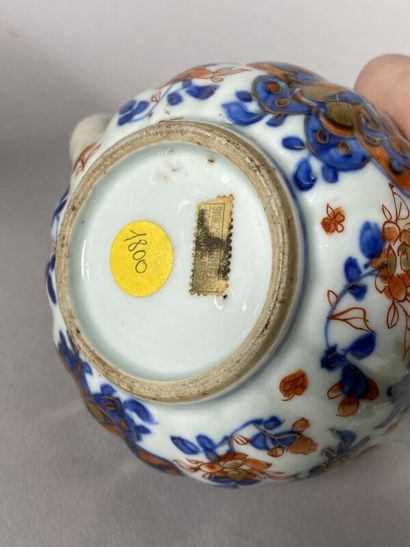 null CHINE 
Petite théière en porcelaine côtelée à décor Imari.
H. 12 cm
(Anse r...