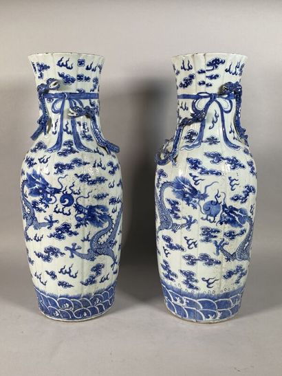 null CHINE, Canton - Fin XIXe 
Importante paire de vases en porcelaine décorée en...