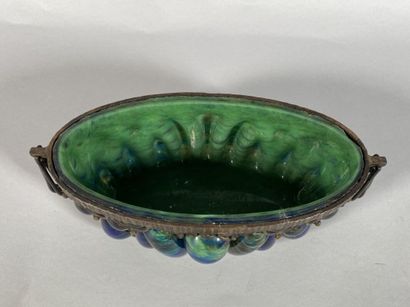 null André DELATTE (1887-1953) à Nancy 
Jardinière en verre marmoréen bleu et vert,...