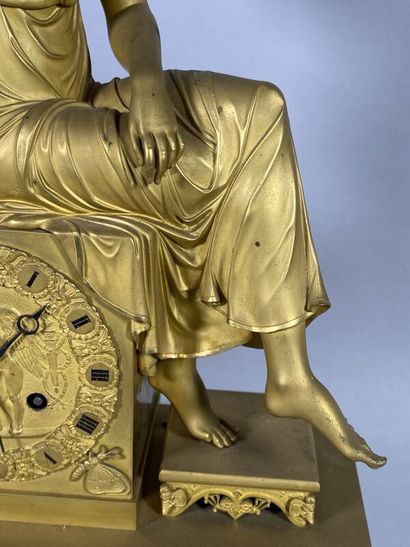 null Pendule en bronze doré figurant Psyché, le cadran aux chiffres romains à décor...