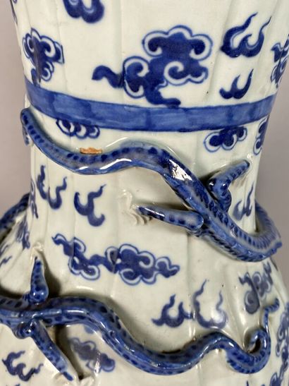 null CHINE, Canton - Fin XIXe 
Importante paire de vases en porcelaine décorée en...