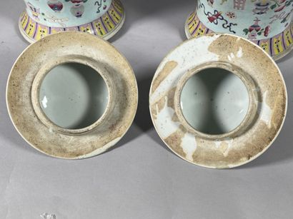 null CHINE, XIXe 
Paire de potiches balustres en porcelaine émaillée polychrome dans...