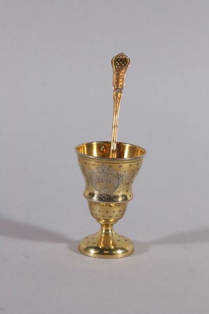 null Egg cup and its egg spoon in 925 thousandths vermeil, guilloche decoration,...