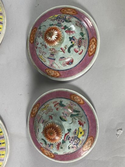 null CHINE, XIXe 
Paire de potiches balustres en porcelaine émaillée polychrome dans...