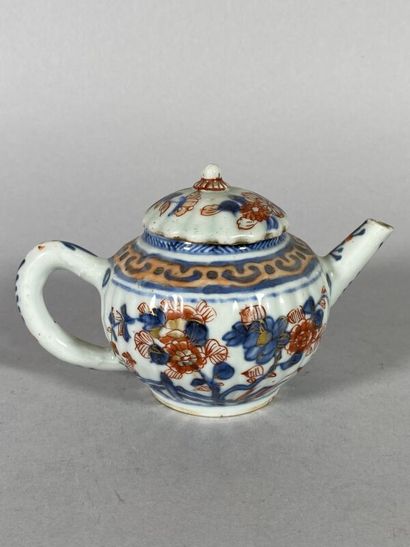 CHINA 
Small teapot in ribbed porcelain with...