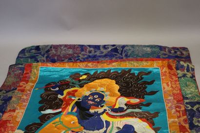 null Tangka représentant "Mahakala" en soie, doublée
110 x 67 cm