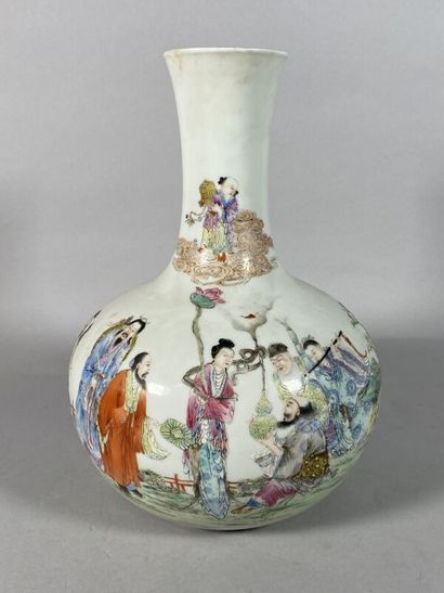 null CHINA, Republic period - Minguo (1912-1949)
Vase of "tianqiuping" form in polychrome...